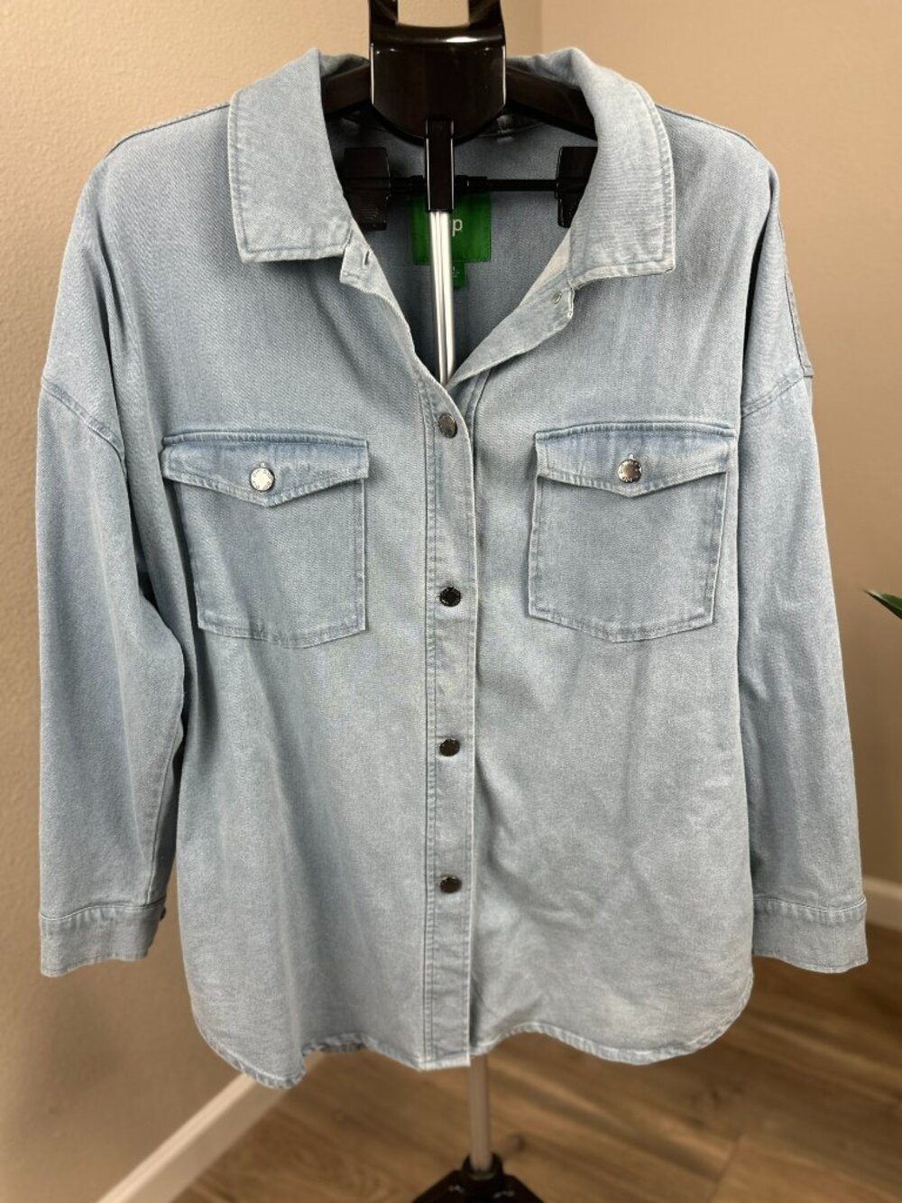 DIP Women’s XL Light Wash Denim Shacket Relaxed Snap Front Stretch NWT